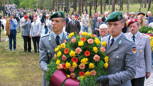 Über 1 500 Gäste kommen auf Einladung des Volksbundes am 30. April 2005 auf den Waldfriedhof Halbe, um dort gemeinsam aller Opfer der Weltkriege zu gedenken. Unter ihnen sind auch einige Angehörige.